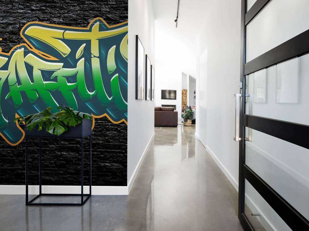 Graffiti auf Wand aus schwarzen Steinen