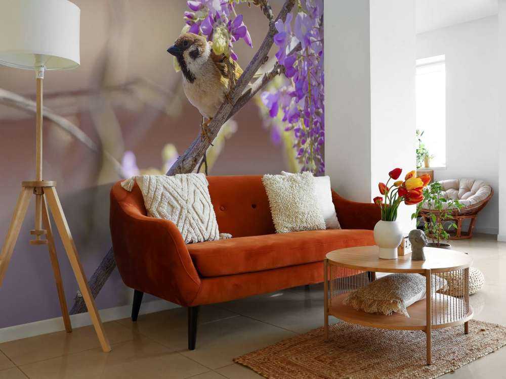 Spatz und lila Blumen