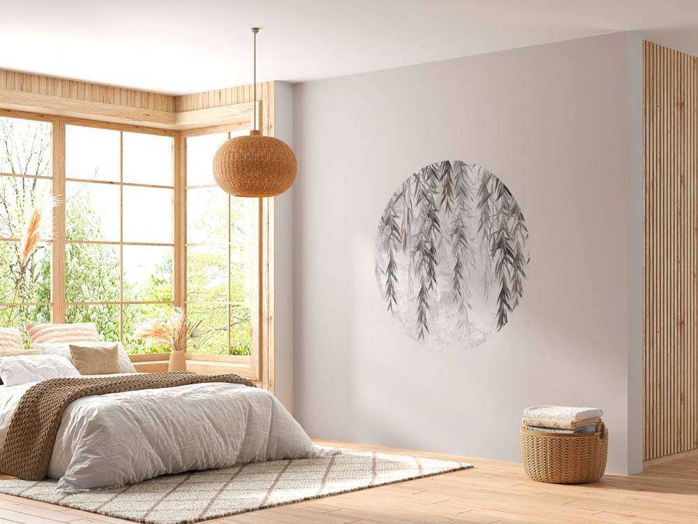 Hängende Äste über Beton