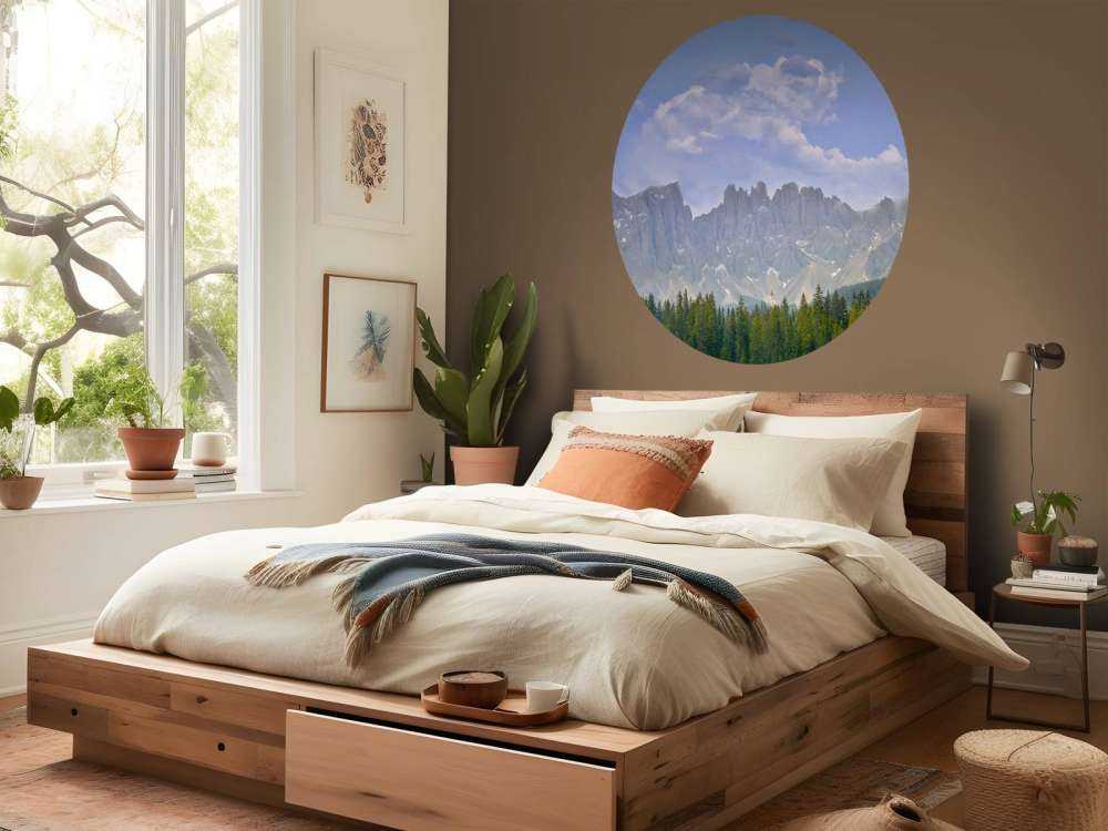 Berge mit Bäumen und Wolken