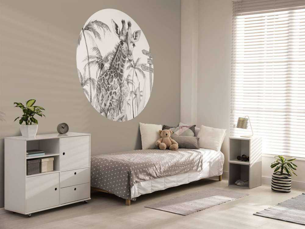 Baby Giraffe im Dschungel beige