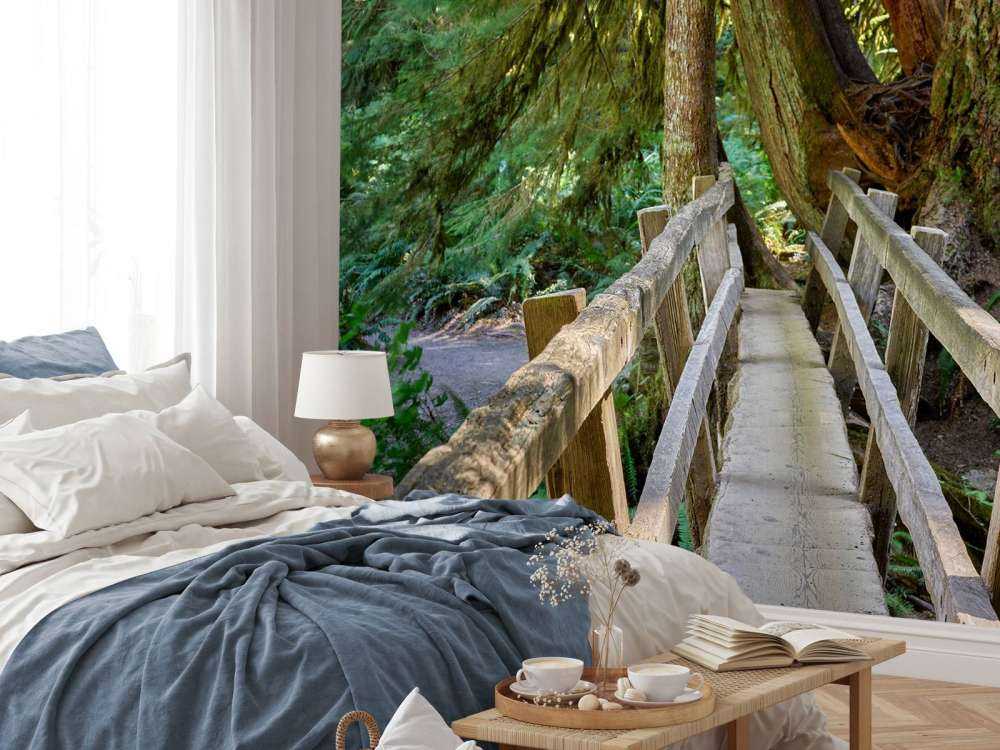 Holzbrücke durch den Wald 