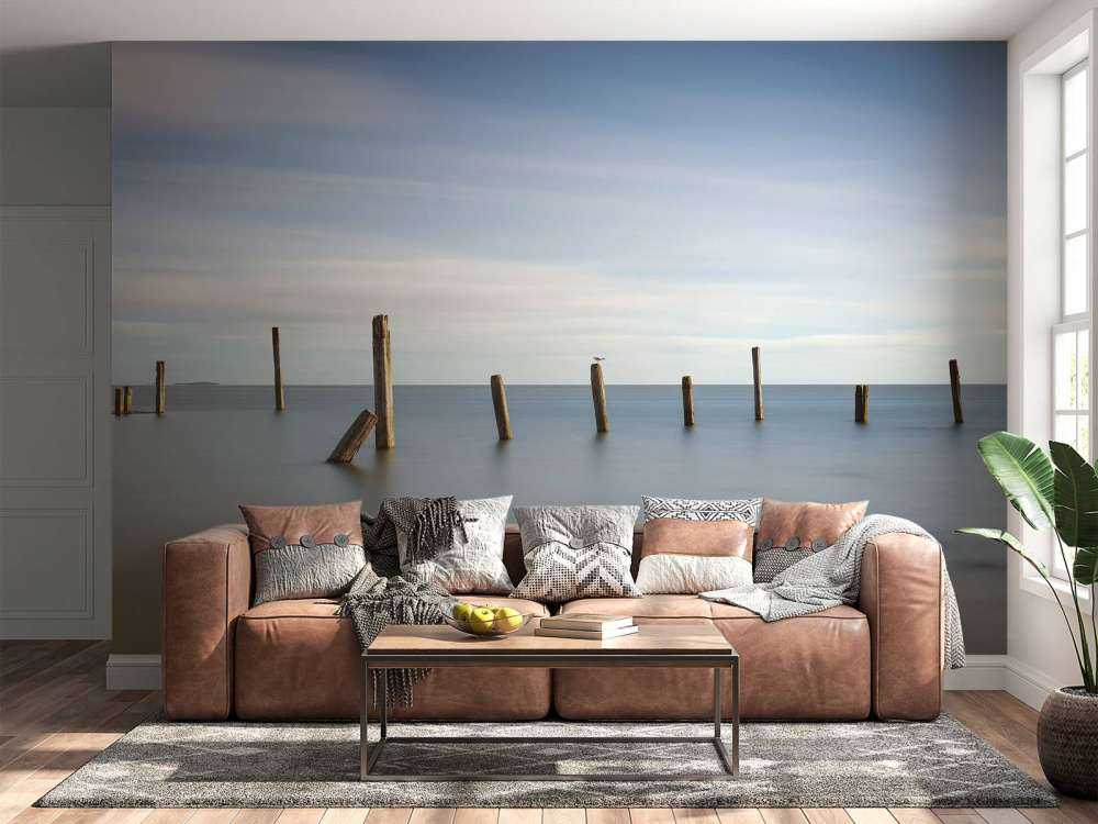 Alte Holzpfähle im Meer