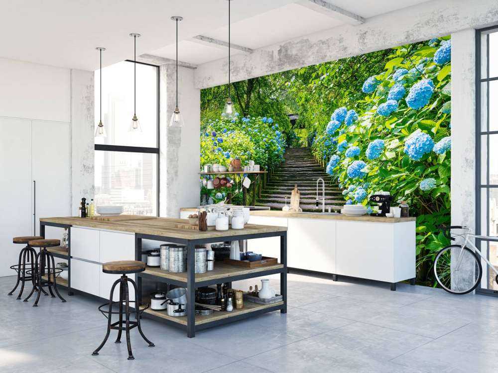 Treppe zwischen Hortensien