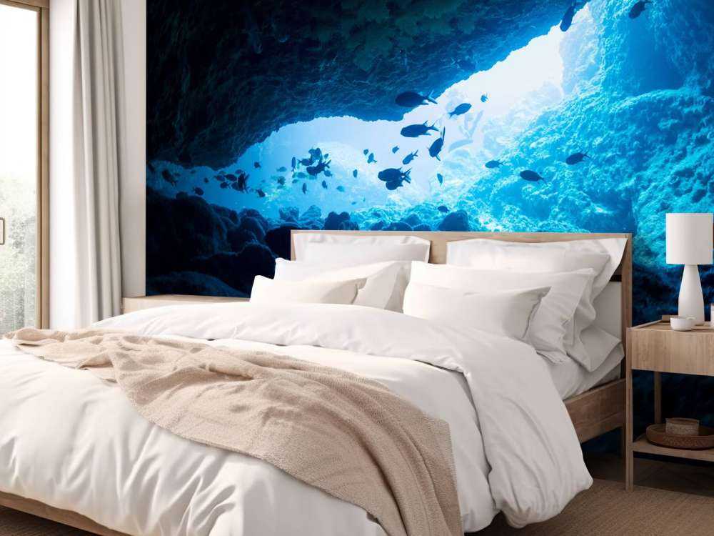 Enge Höhle mit Fischen
