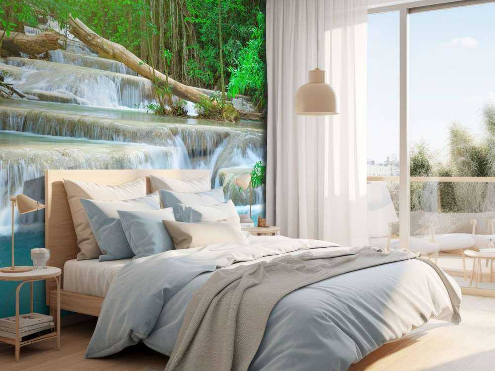 Breiter Wasserfall im Wald