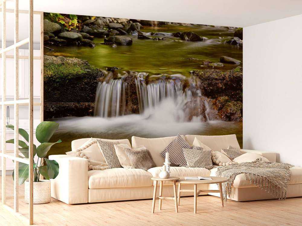 Detaillierter kleiner Wasserfall