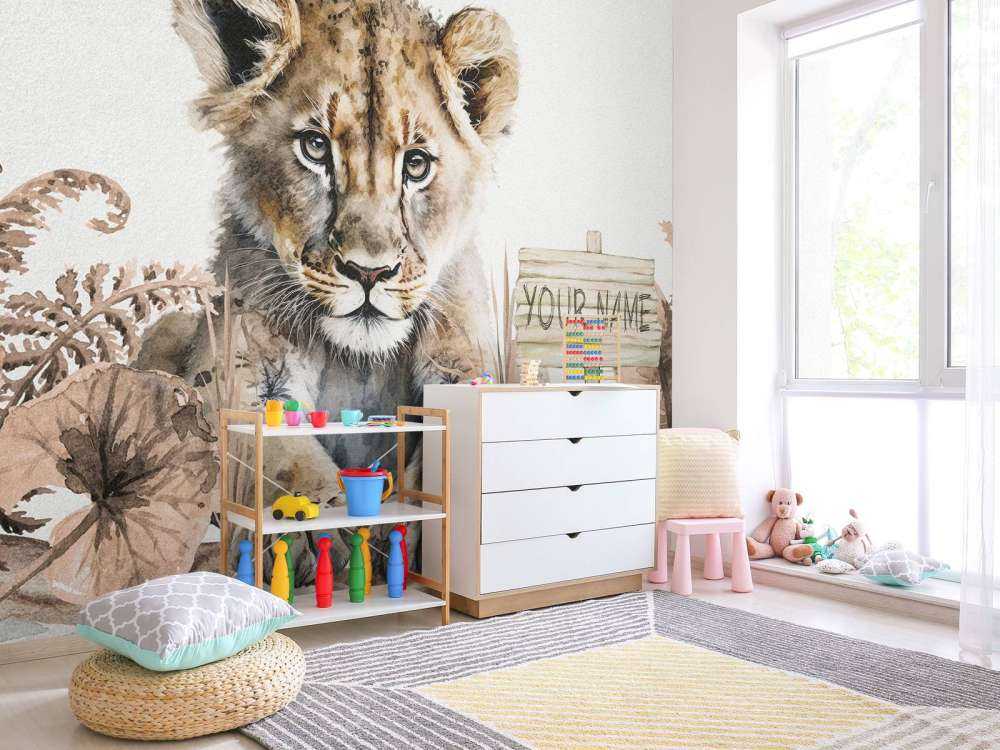 Baby-Löwe im Dschungel taupe