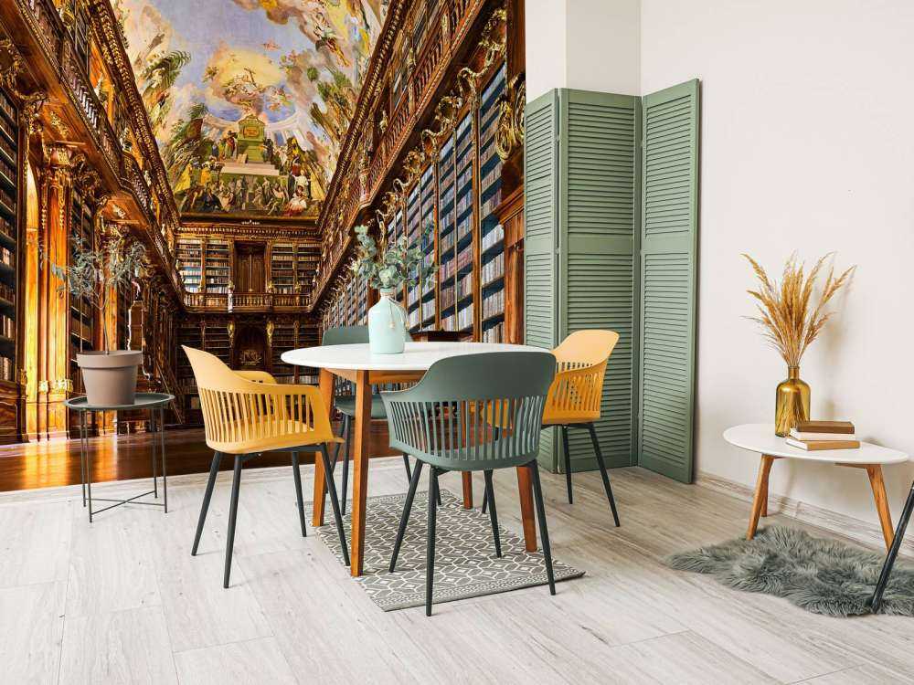 Historische Bibliothek in warmem Holz