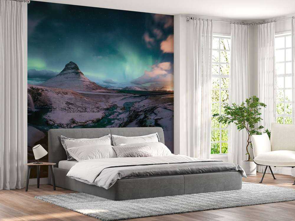 Kirkjufell mit Nordlicht
