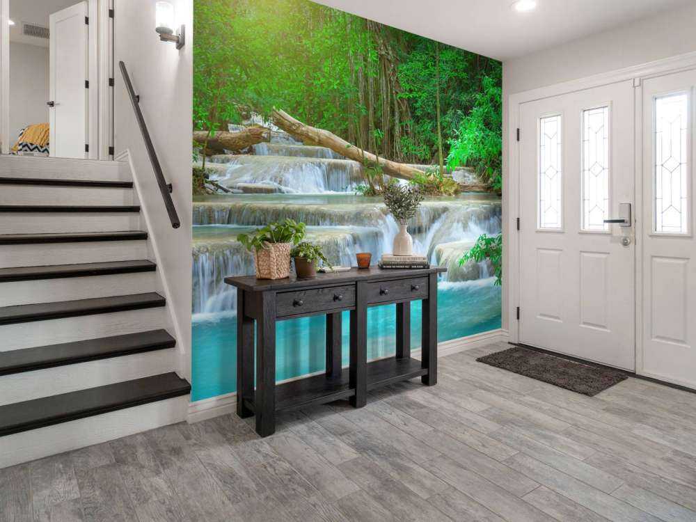 Breiter Wasserfall im Wald
