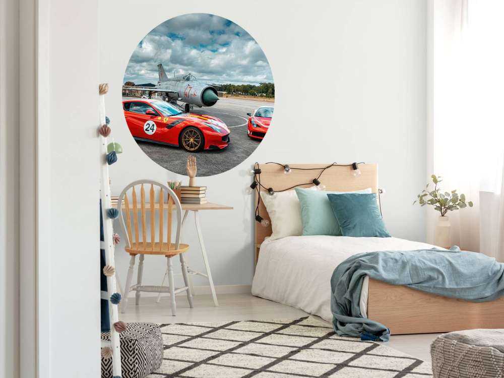 Exklusive Ferraris und Mig-21
