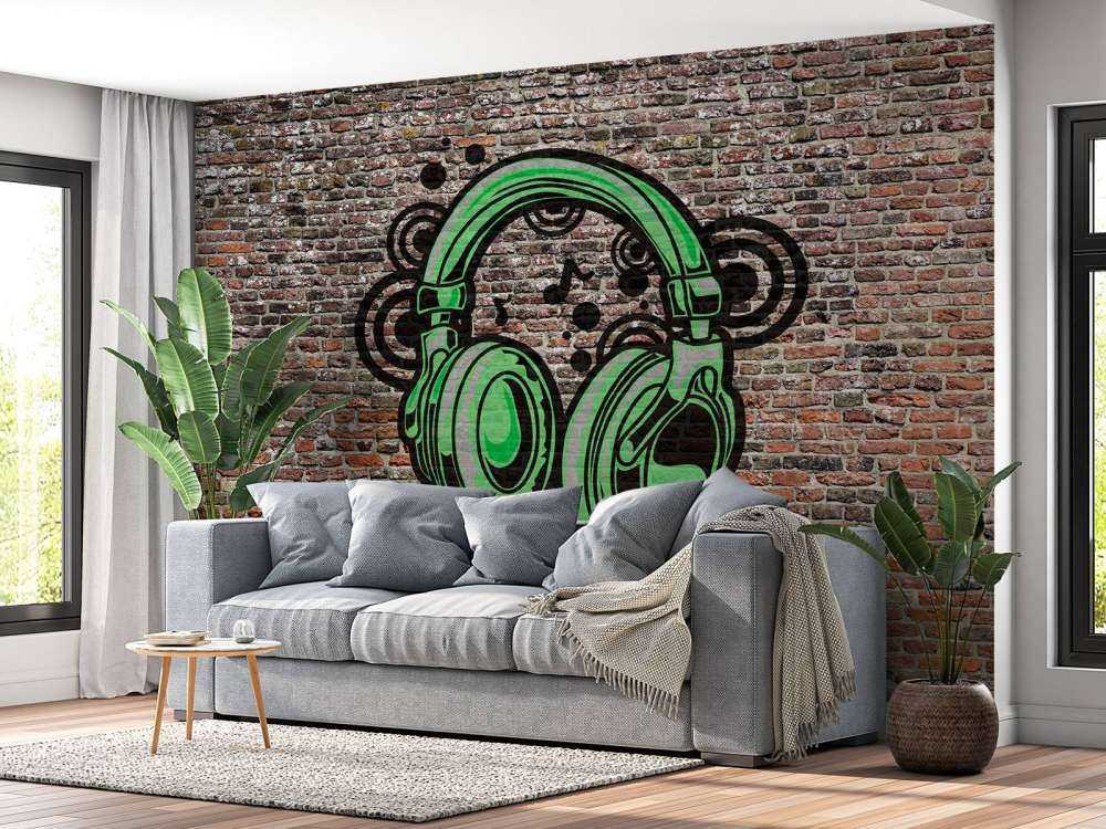 Graffiti auf alter Backsteinmauer