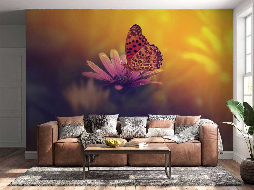 Roter Schmetterling auf Blume