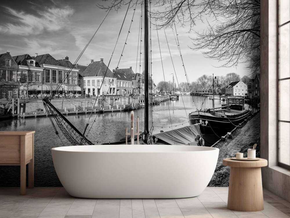 Historische Frachtschiffe vor Anker in Dokkum Friesland 