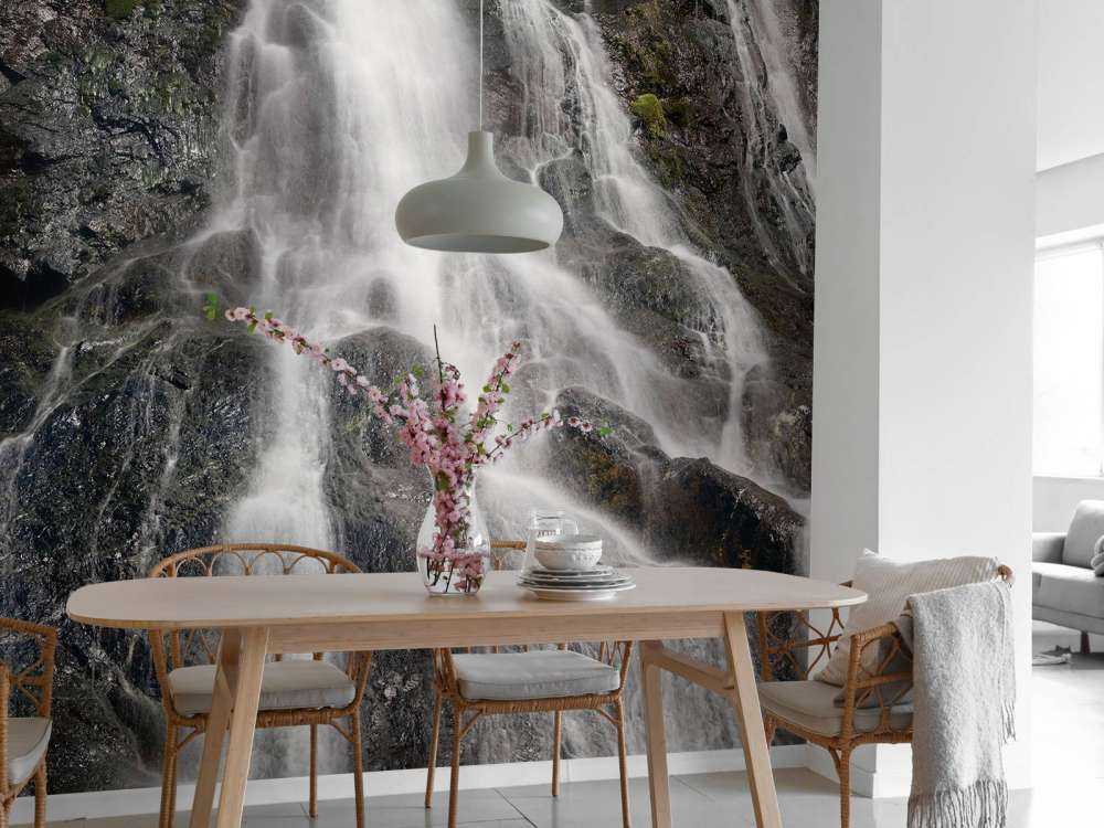 Wasserfall auf Felsen 