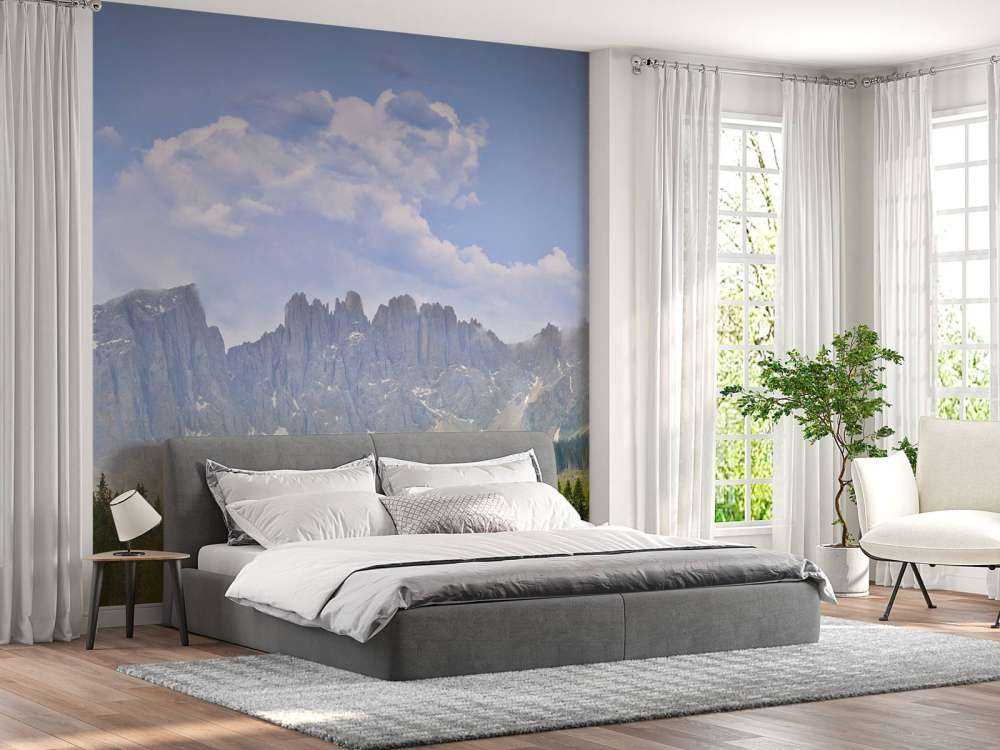 Berge mit Bäumen und Wolken