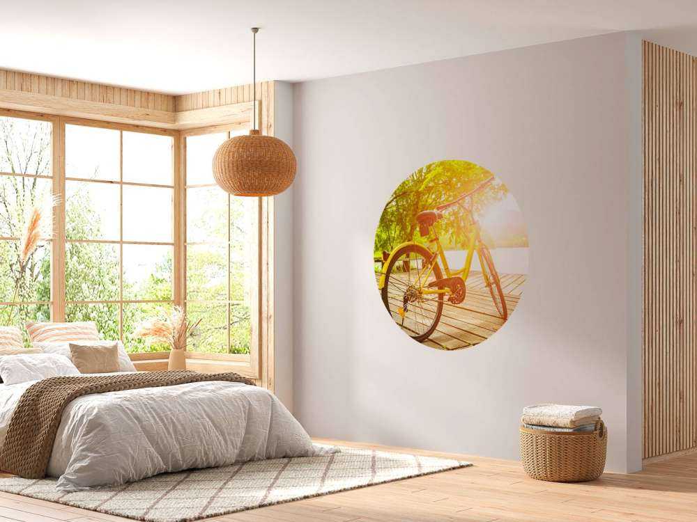 Gelbes Fahrrad auf Steg