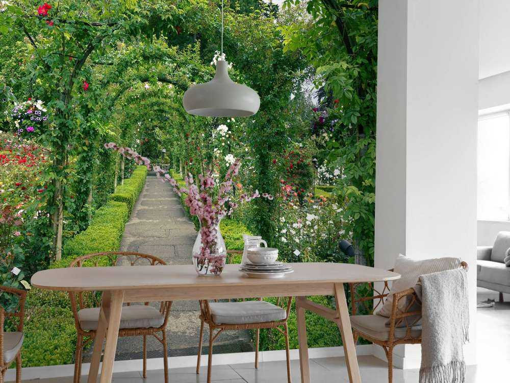 Weg durch den Rosengarten
