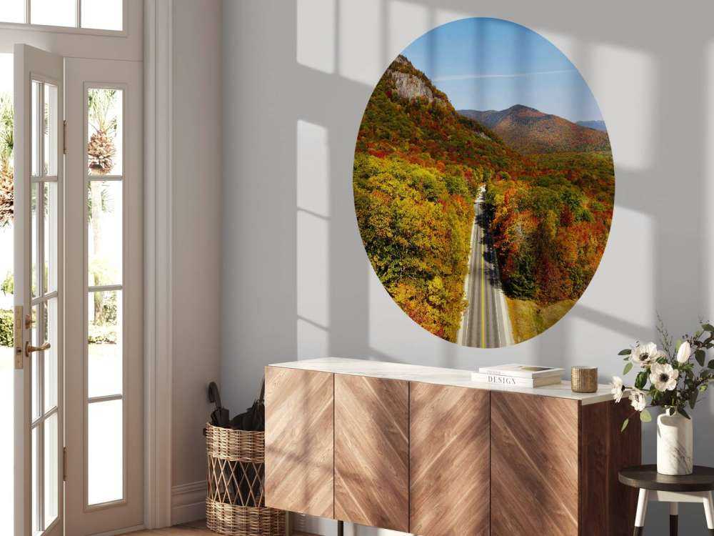 Straße durch Herbstlandschaft