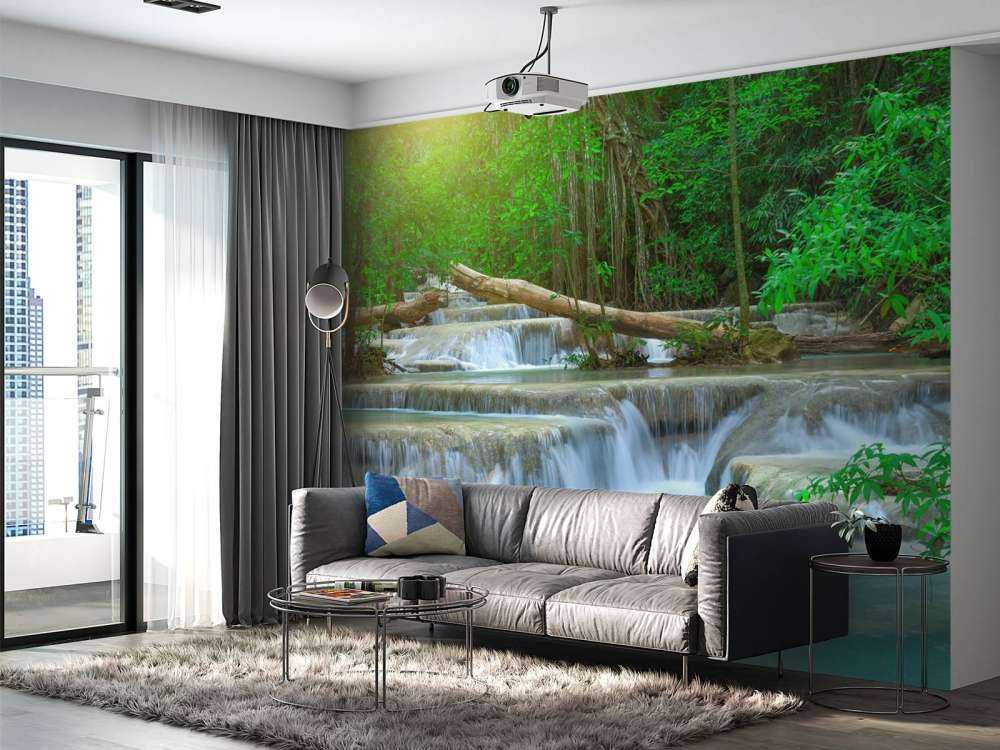 Breiter Wasserfall im Wald