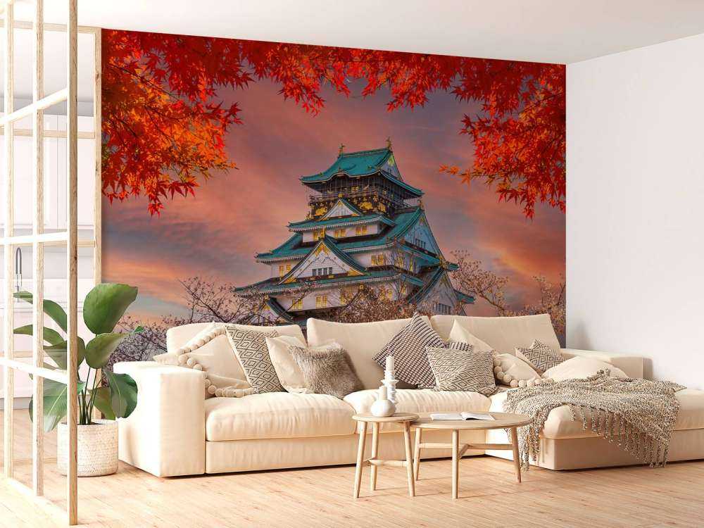 Die Burg von Osaka durch die Bäume