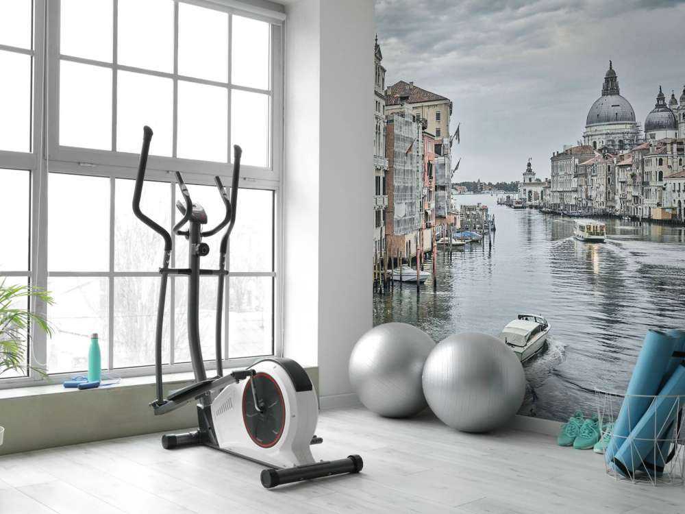 Kanal mit Booten in Venedig