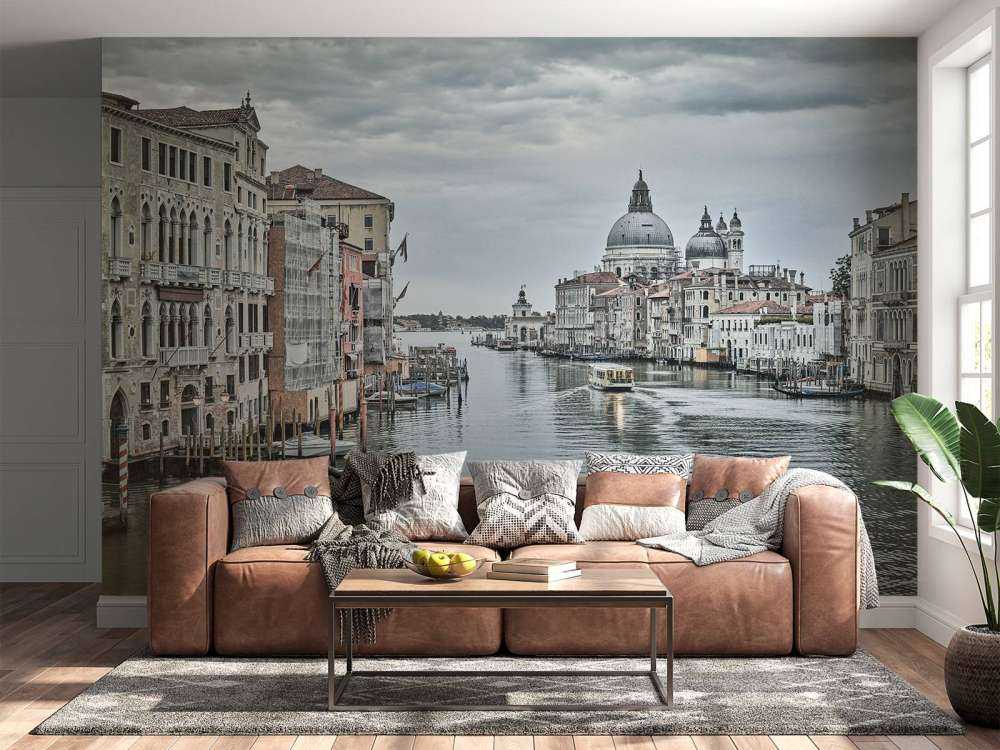 Kanal mit Booten in Venedig
