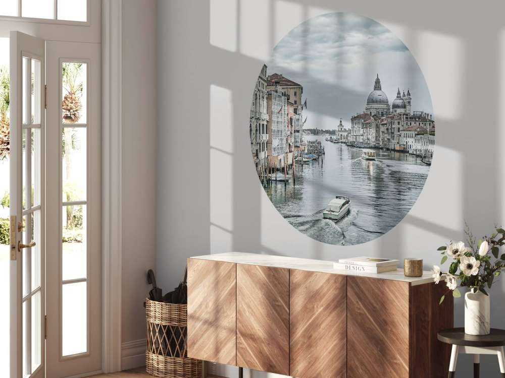 Kanal mit Booten in Venedig