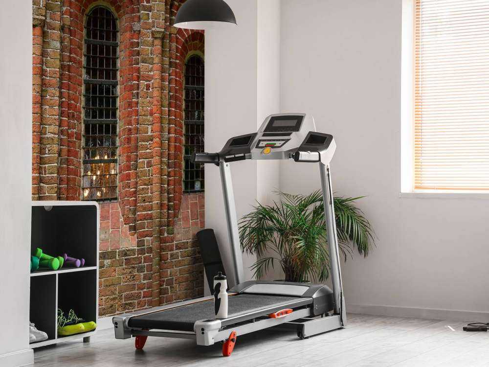 Backsteinmauer mit Bögen und Fenstern