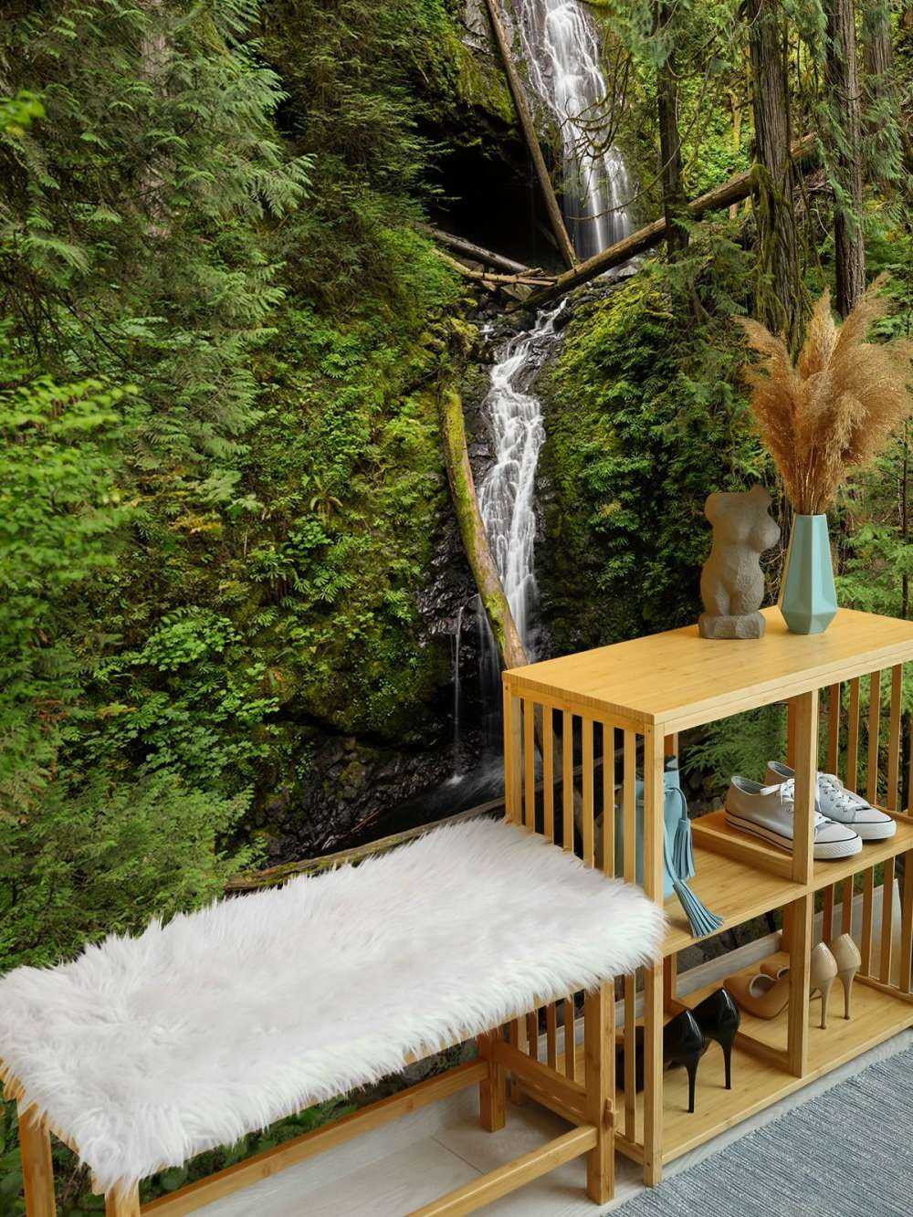 Wasserfall mit umgefallenen Bäumen