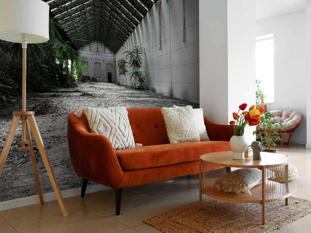 Industriehalle mit Pflanzen