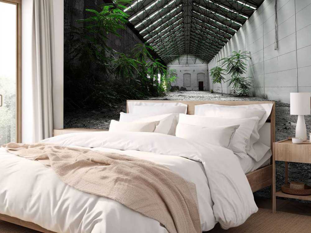 Industriehalle mit Pflanzen