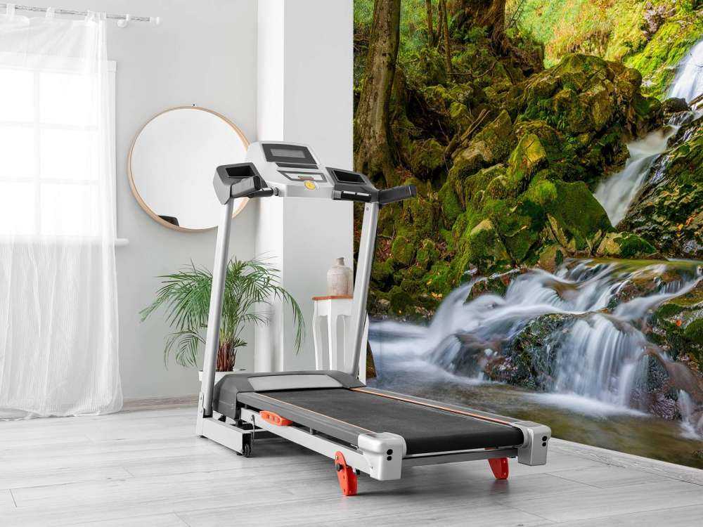 Wasserfall in der Mitte des Waldes
