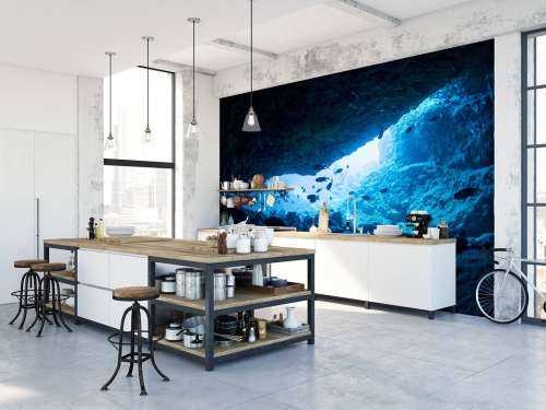 Enge Höhle mit Fischen
