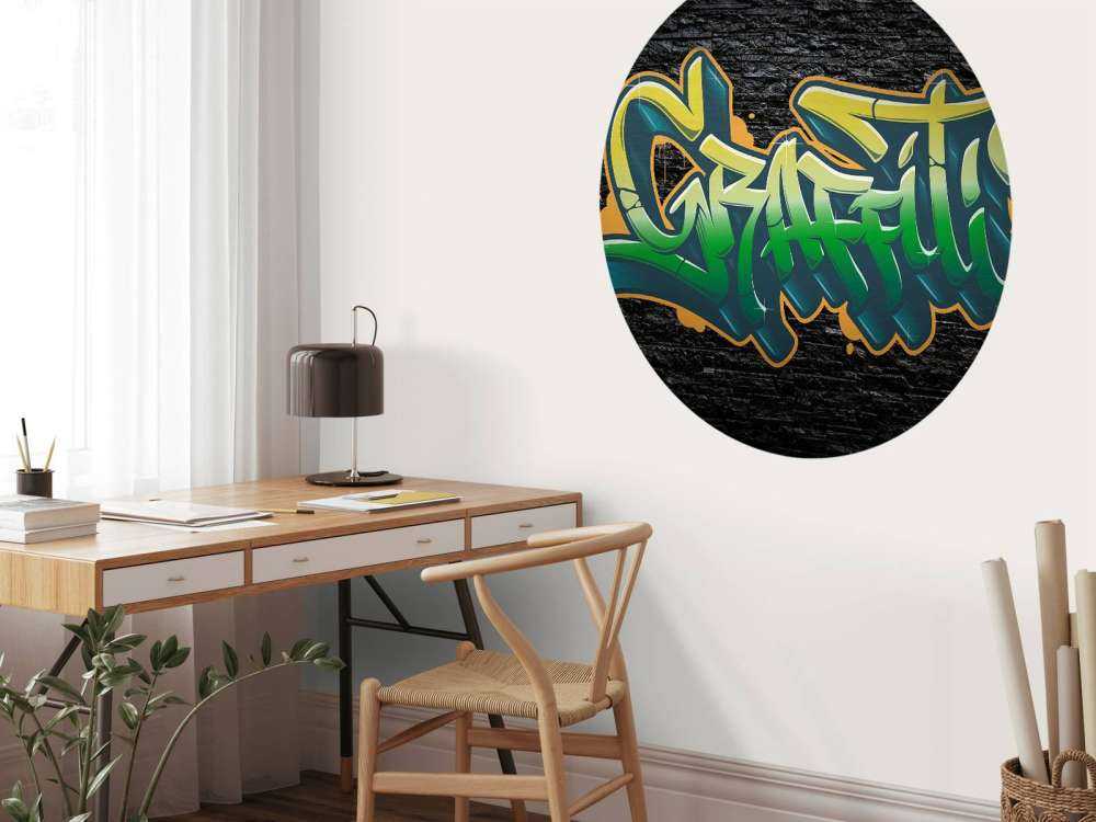 Graffiti auf Wand aus schwarzen Steinen