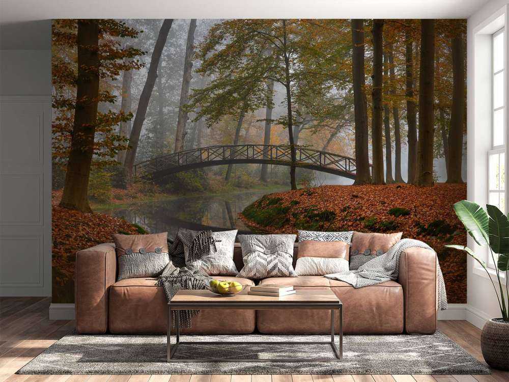 Brücke im Herbstwald