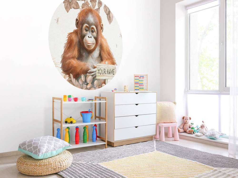 Junger Orang-Utan im Dschungel taupe