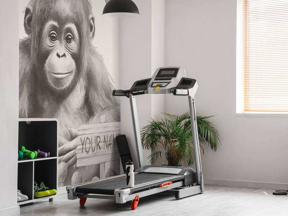 Orang-Utan-Baby im Dschungel beige