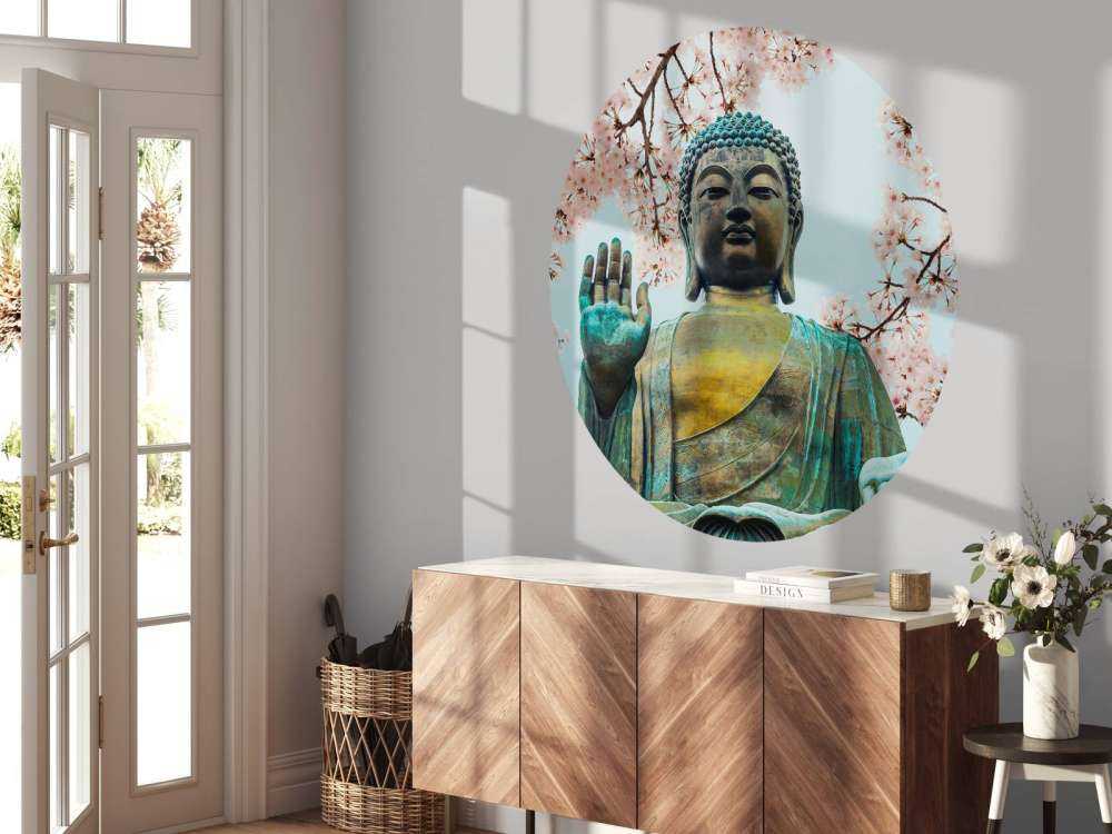 Buddha umgeben mit Kirschblüten