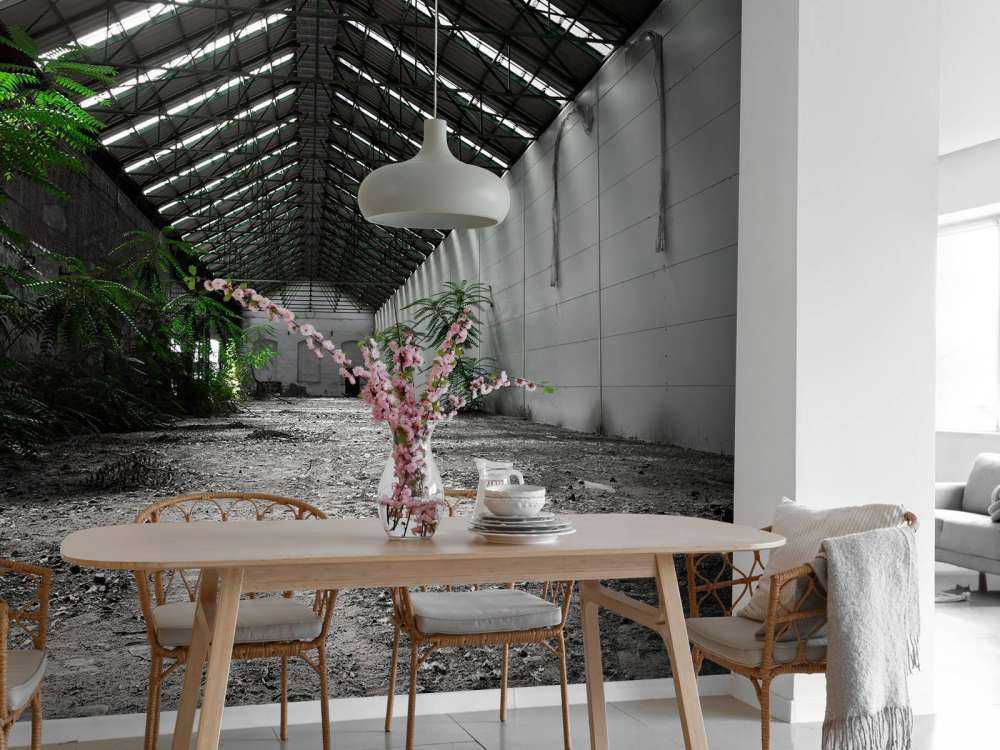 Industriehalle mit Pflanzen