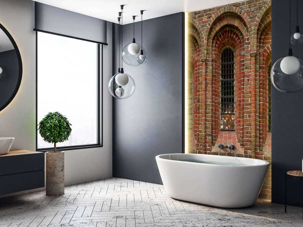 Backsteinmauer mit Bögen und Fenstern