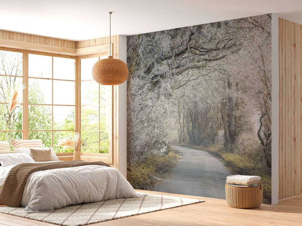 Gefrorene Straße durch den Wald