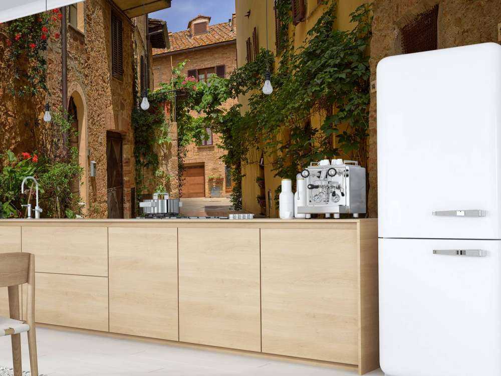 Italienische Straße mit Pflanzen