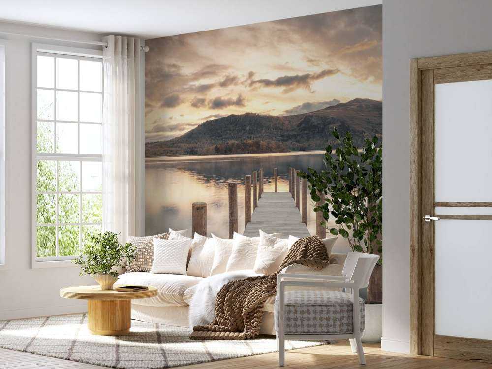 Hölzerner Steg an einem See