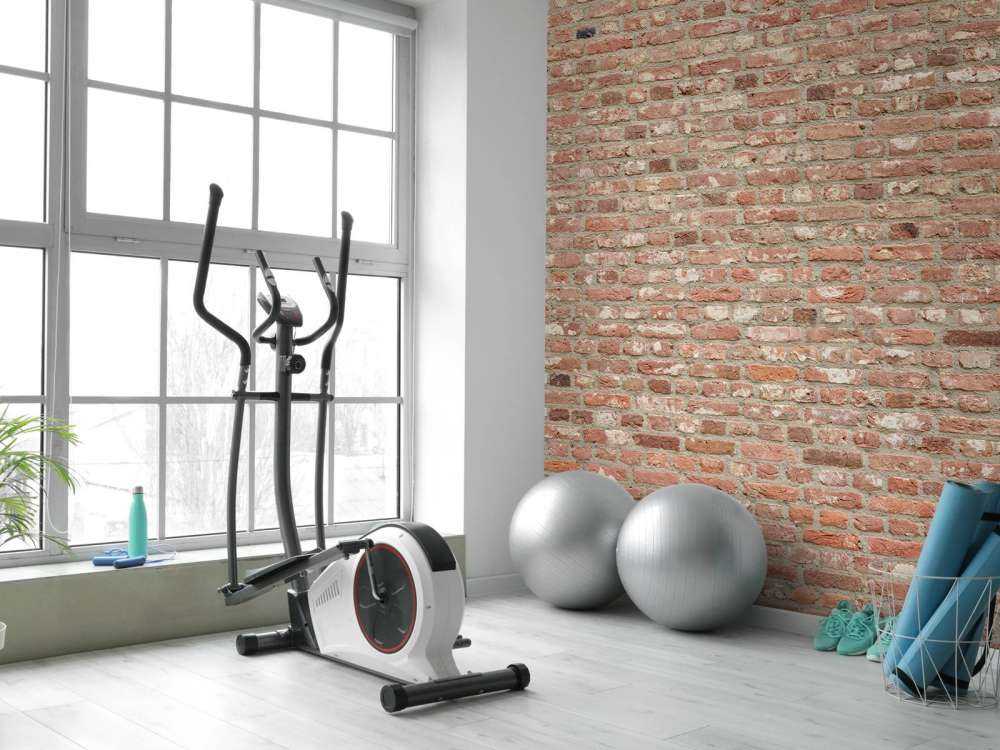 Mauer mit verschiedenfarbigen Ziegeln