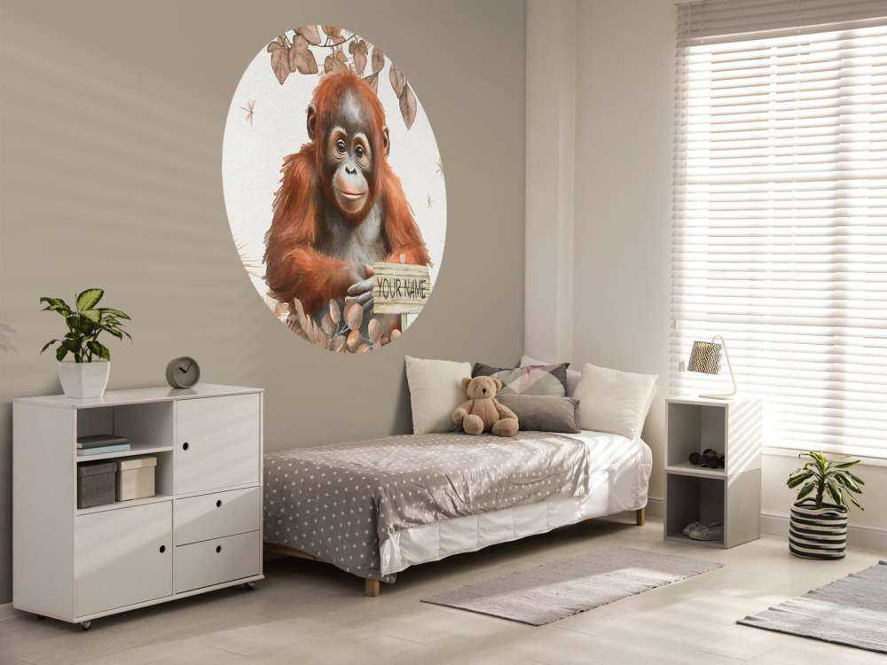 Junger Orang-Utan im Dschungel taupe