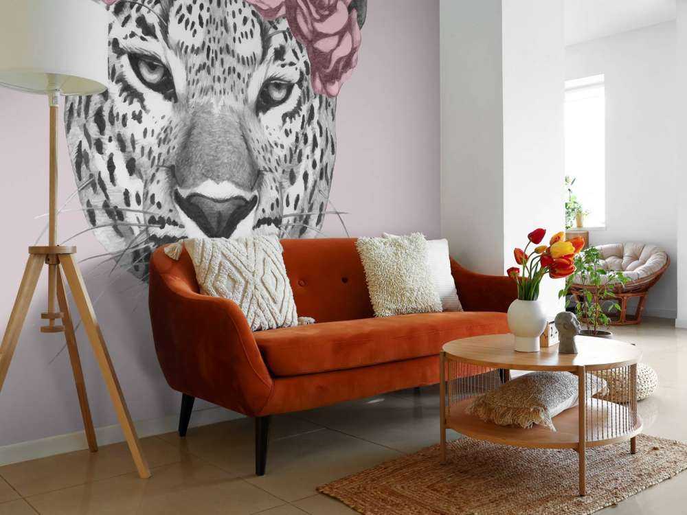 Leopard mit rosa Blumen