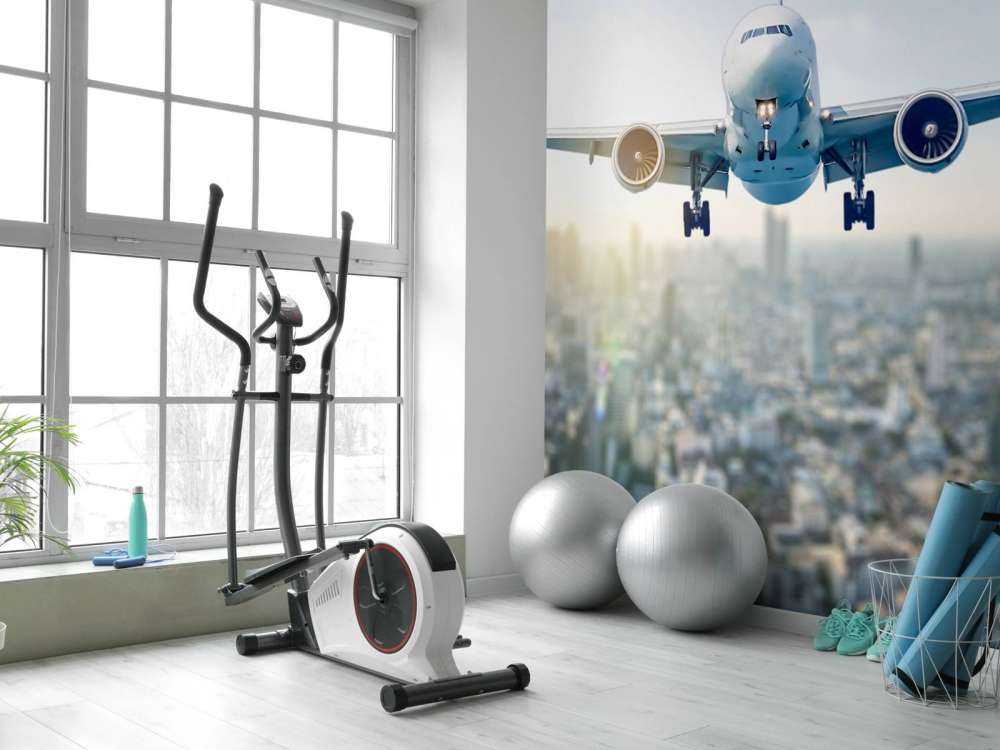Absteigendes Flugzeug über einer Stadt