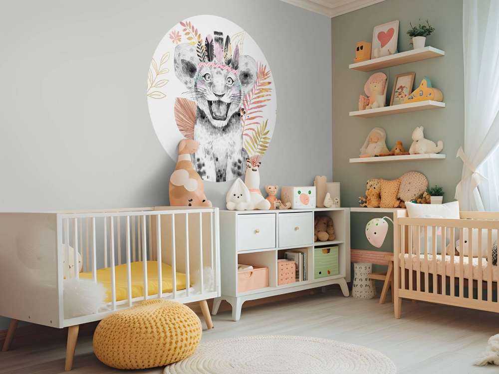 Löwenbaby mit korallenroten und goldenen Blättern